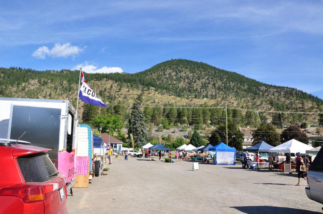 Canadas Value Mile-0-motel Motel
