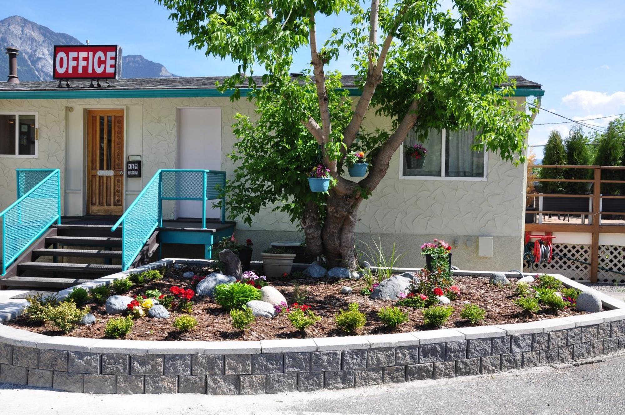 Canadas Value Mile-0-motel Motel